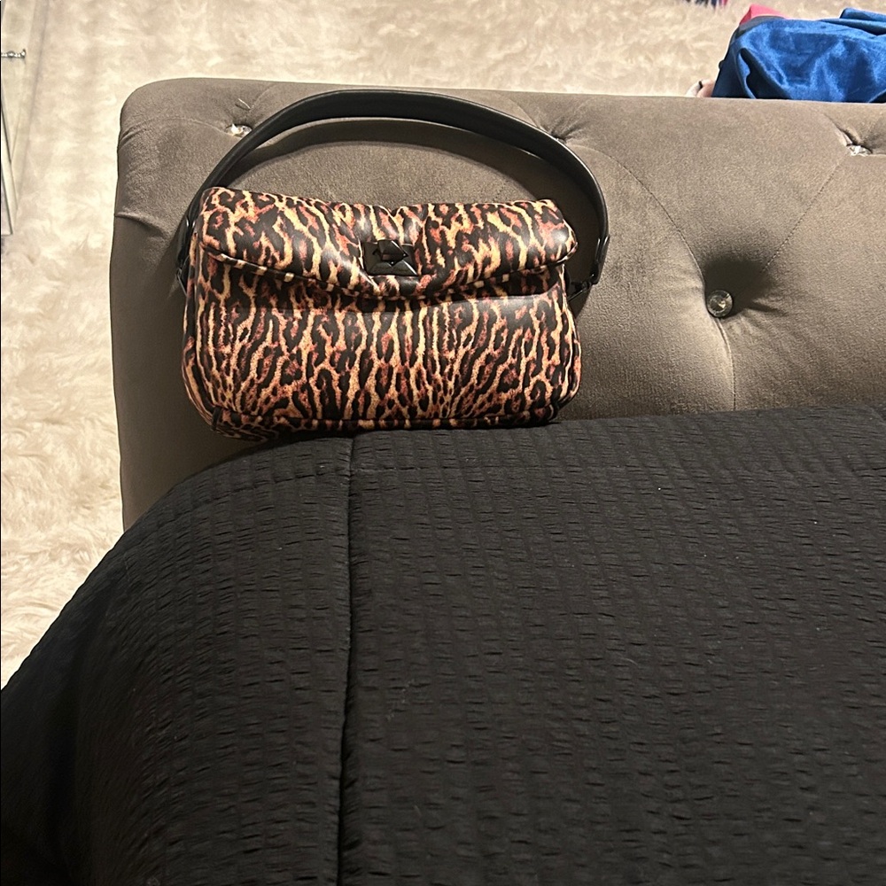 Chic Leopard Print Shoulder Bag